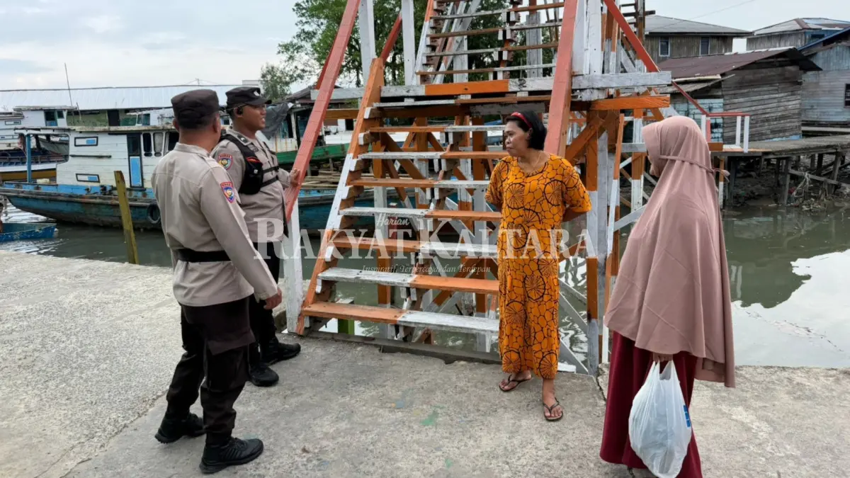 CEGAH NARKOBA: Personel Satbinmas Polres Tarakan melakukan patroli di Selumit Pantai, Minggu (21/6). (SEPTIAN ASMADI/HRK)