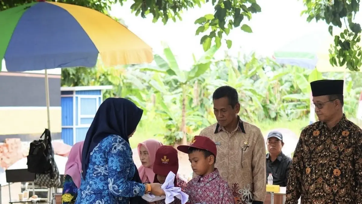 ILUSTRASI: Program seragam gratis bagi peserta didik baru SD dan SMP tahun ajaran 2026/2027 mulai dibagikan secara bertahap pada Juli mendatang. (IZZA/BP)