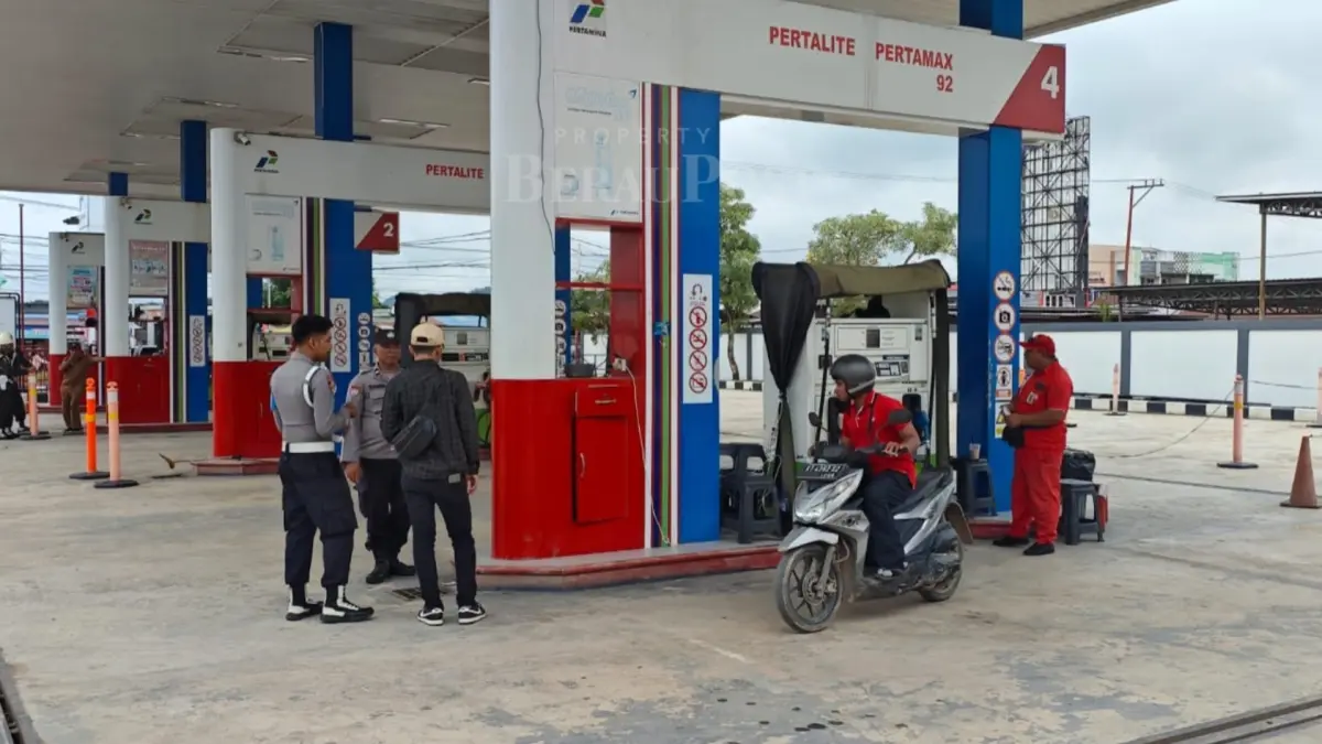 RAZIA GABUNGAN: Tim gabungan saat melakukan razia di sejumlah SPBU. (ARTA KUSUMA YUNANDA/BP)