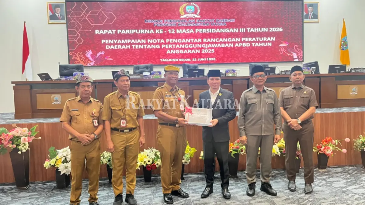 SERAHKAN DOKUMEN: Asisten Bidang Pemerintahan dan Kesra Setprov Kaltara Sanusi (tiga dari kiri) menyerahkan dokumen pengajuan Raperda Pertanggungjawaban Pelaksanaan APBD 2025. (FAISAL/HRK)