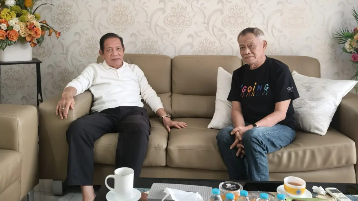 BERBINCANG: Penulis dan Pak Makmur saat berbincang di kediamannya di Samarinda. (DOK PRIBADI)