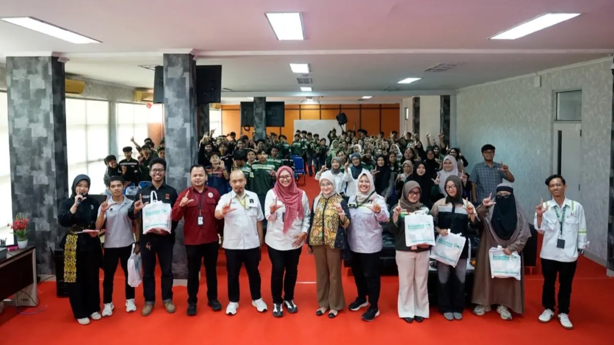 GOES TO KAMPUS: Managemen PT Berau Coal dan para narasumber berfoto bersama dengan para mahasiswa usai kegiatan kemarin. (ARTA KUSUMA YUNANDA/BP)