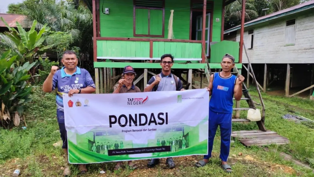 HUNIAN NYAMAN: TAP melalui PONDASI melakukan perbaikan salah satu rumah warga. (NPN UNTUK BERAU POST)