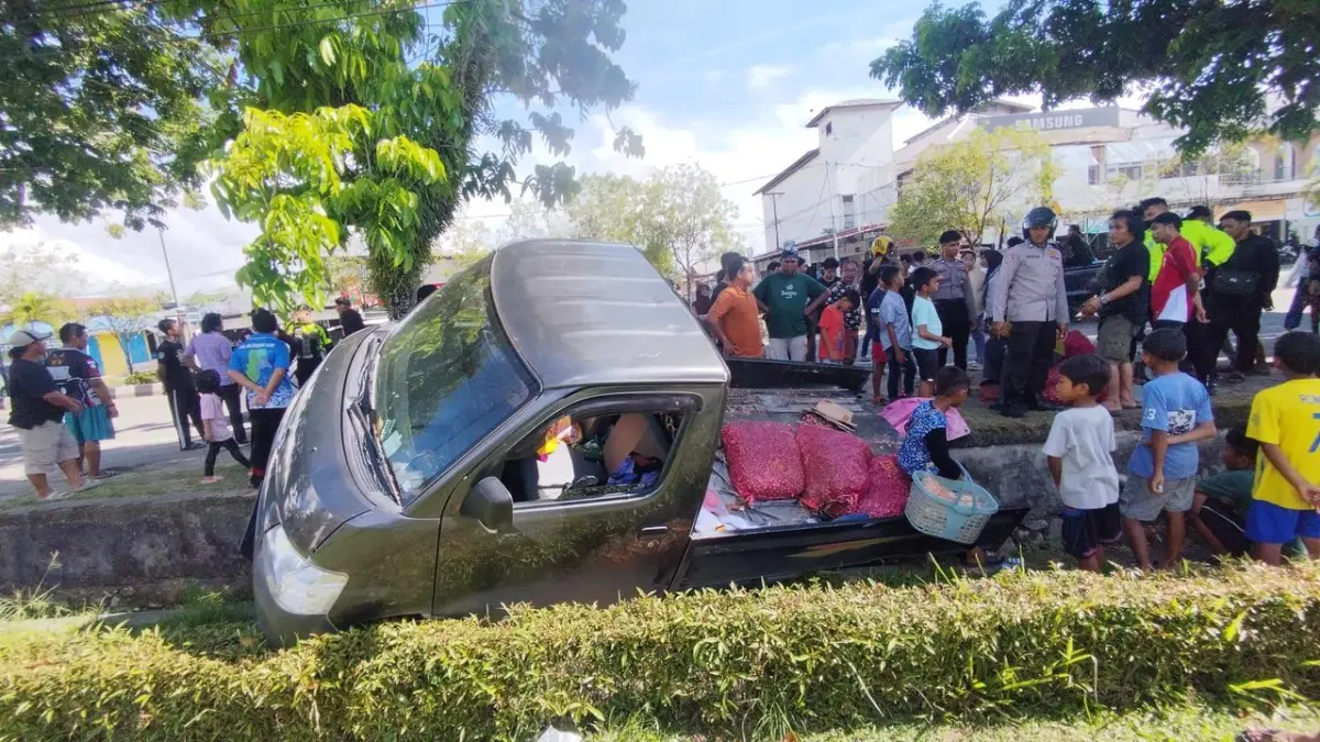 NYUNGSEP: Daihatsu Grand Max yang sedang terparkir di bahu jalan nyungsep ke parit di Jalan Sengkawit di depan Pasar Induk Tanjung Selor. (POLRESTA BULUNGAN)