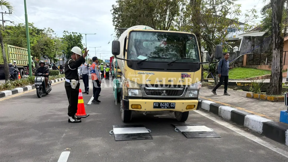 PENIMBANGAN: Kendaraan angkutan ditimbang menggunakan alat penimbangan portabel saat sosisalisasi pengawasan angkutan barang, Selasa (23/6). (SEPTIAN ASMADI/HRK)