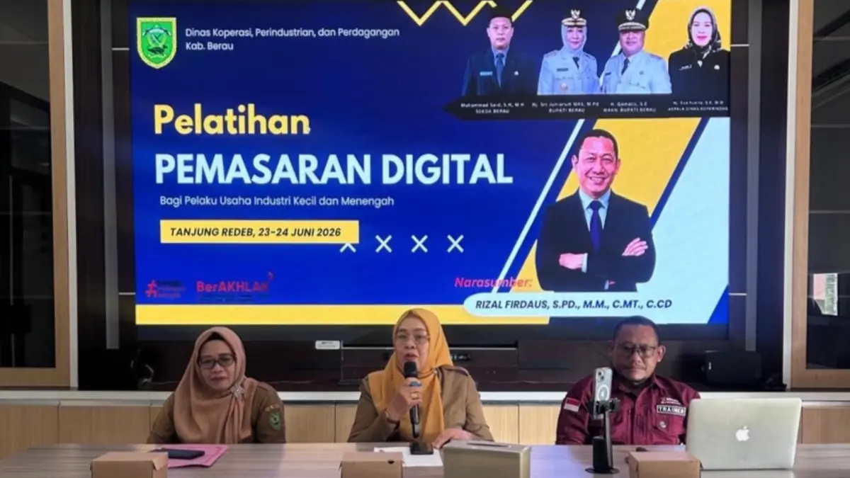 TINGKATKAN KEMAMPUAN: Diskoperindag Berau melaksanakan pelatihan pemasaran digital bagi puluhan pelaku IKM dan UMKM di Berau. (SENO/BP)