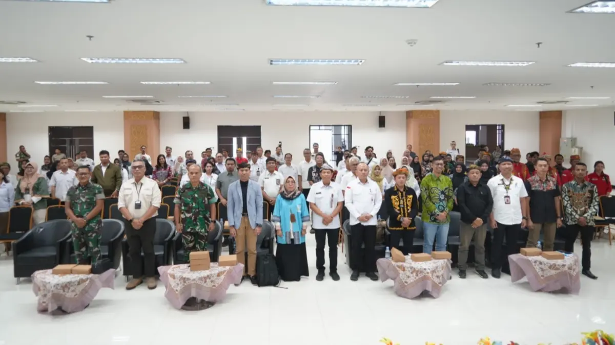 DIALOG: Asisten Bidang Administrasi Umum Setdaprov Kaltara, Taufik Hidayat, membuka Dialog Kebudayaan bertema “Urgensi Kampus/Fakultas Budaya di Kaltara” yang diinisiasi Yayasan Sejarah dan Budaya Kaltara (YSBKU) di Aula Kantor Gubernur Kaltara, Rabu (24/6). (DKISP KALTARA)