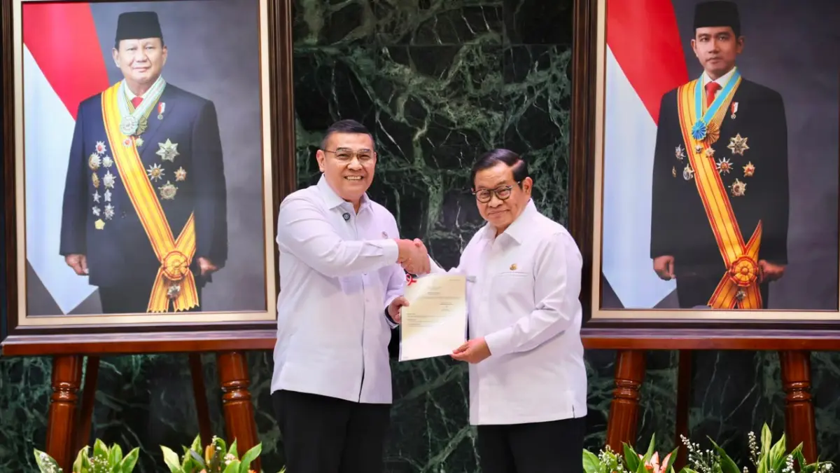 AMANKAN ASET DKI: Wamen ATR/Waka BPN, Ossy Dermawan, menyerahkan 499 sertipikat aset senilai Rp22,25 triliun kepada Gubernur DKI Jakarta, Pramono Anung, guna memperkuat tata kelola aset publik di momentum HUT ke-499 Jakarta.