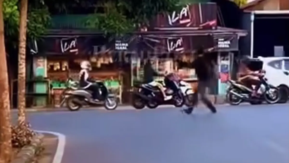 DIAMANKAN: Usai mengamuk polisi amankan pelaku HR yang membawa parang dan menakut nakuit pengguna jalan. (HUMAS POLRES BERAU UNTUK BERU POST)
