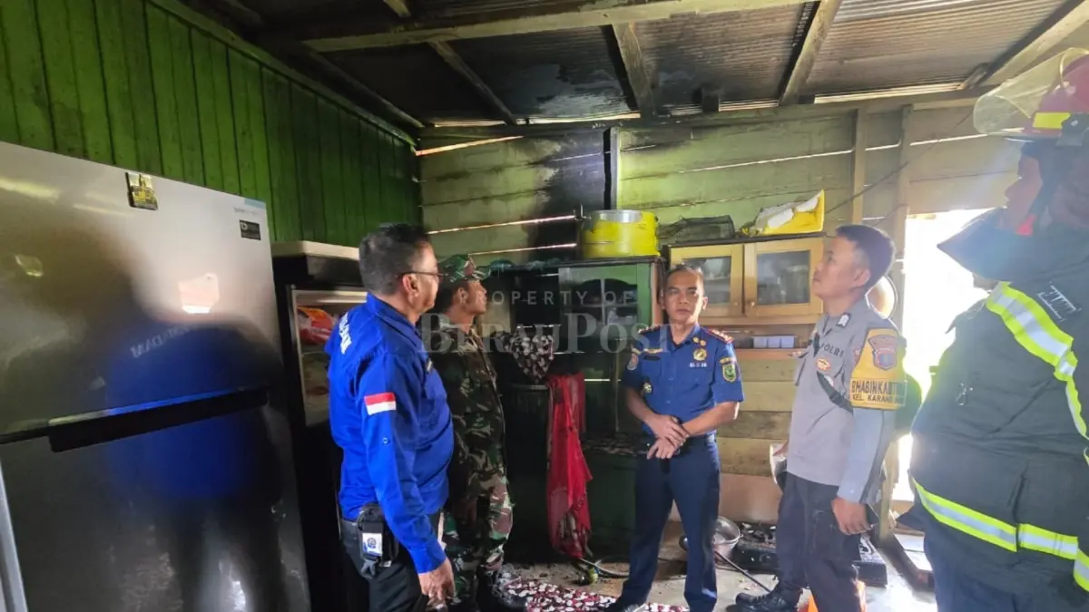 HAMPIR JADI ARANG: Satu unit rumah di Jalan Karang Mulyo nyaris jadi arang akibat kebocoran regulator gas elpiji. (ARTA KUSUMA YUNANDA/BP)