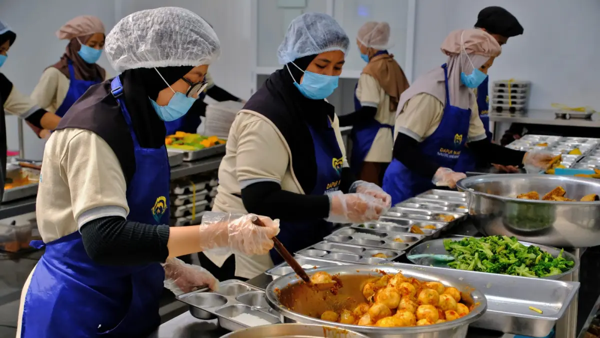 HIGIENIS: Sejumlah pekerja menata makanan menu MBG di SPPG Kaliboto, Bener, Purworejo, Jawa Tengah.
