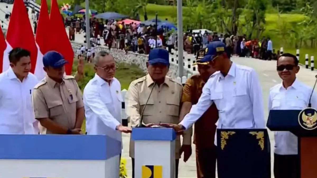 KONEKTIVITAS: Tangkapan layar - Presiden Prabowo Subianto secara simbolis meresmikan pembangunan jalan daerah sepanjang 1.151 kilometer di Kabupaten Sampang, Jawa Timur, Selasa (23/6). (ANTARA)