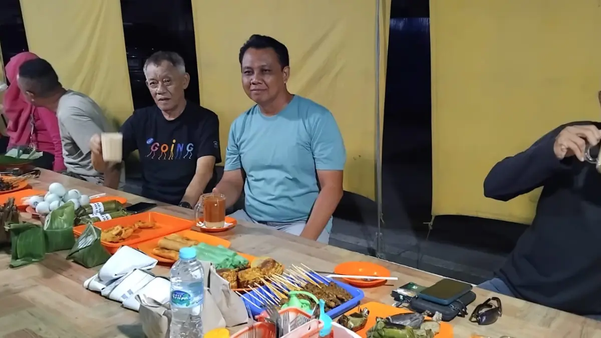 MEETING POINT: Saya dan Pak Hendra saat menikmati STMJ malam hari di warung Jenggo di Samarinda. (DOK PRIBADI)