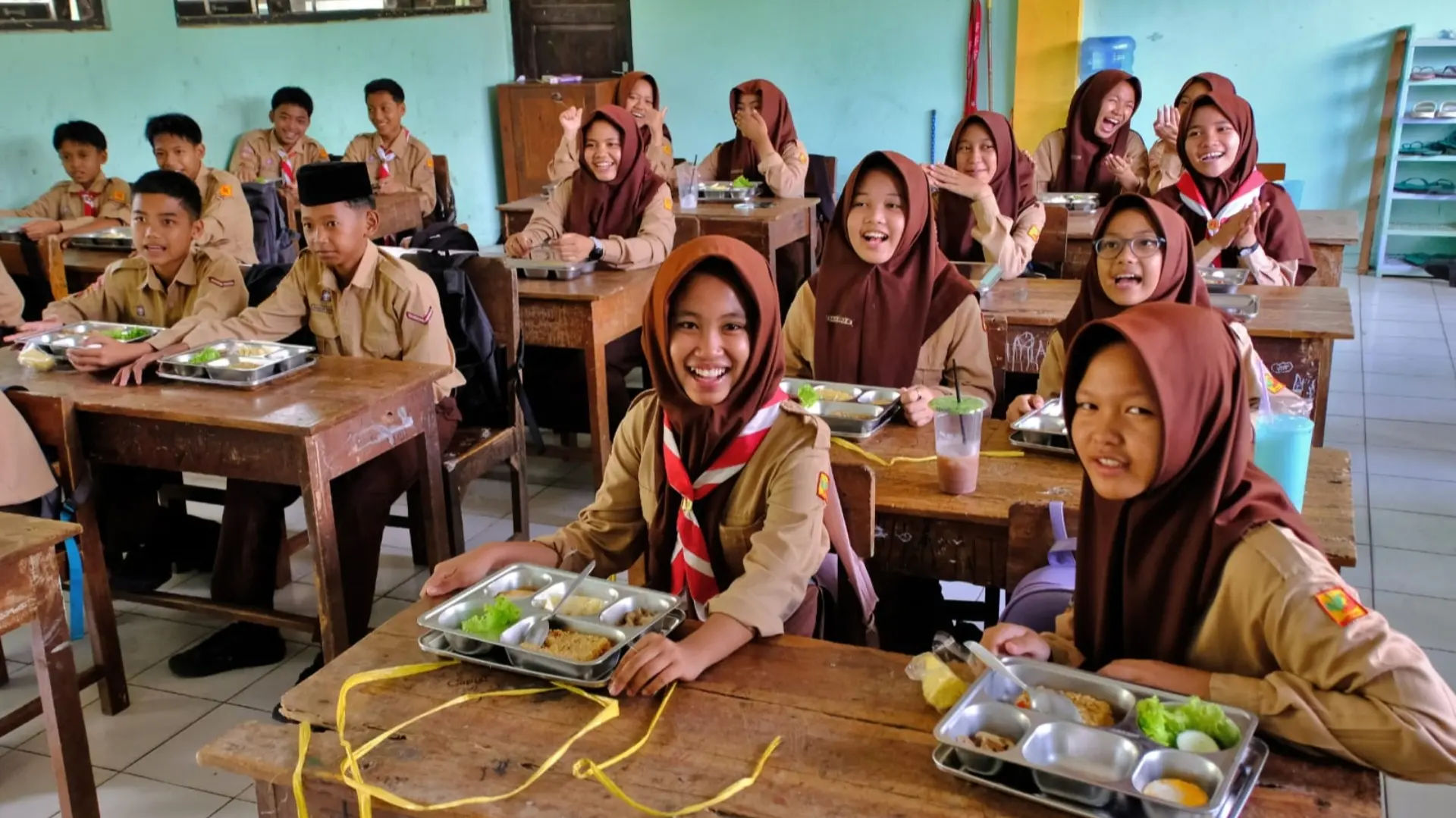 Sejumlah pelajar penerima manfaat makanan menu MBG berfoto bersama di MTs Negeri 2 Purworejo, Jawa Tengah.
