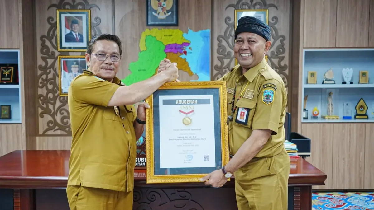 TOKOH INSPIRATIF: Wagub Kaltara Ingkong Ala, menerima penghargaan Tokoh Inspiratif Indonesia dari pengurus pusat SMSI yang diserahkan langsung oleh Kepala DKISP Kaltara, Iskandar. (DKISP KALTARA)