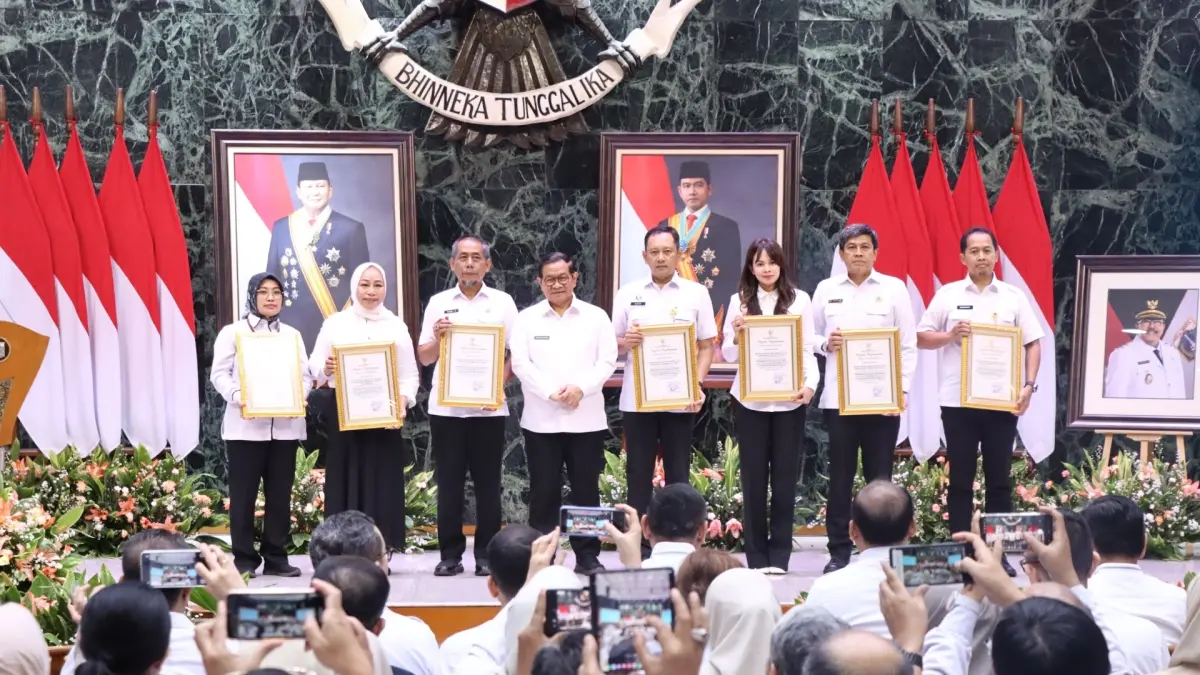 APRESIASI ASET: Gubernur DKI Jakarta, Pramono Anung, memberikan penghargaan kepada Kementerian ATR/BPN atas dedikasi dan percepatan pengamanan 499 sertipikat aset milik Pemprov DKI Jakarta senilai Rp22,25 triliun.