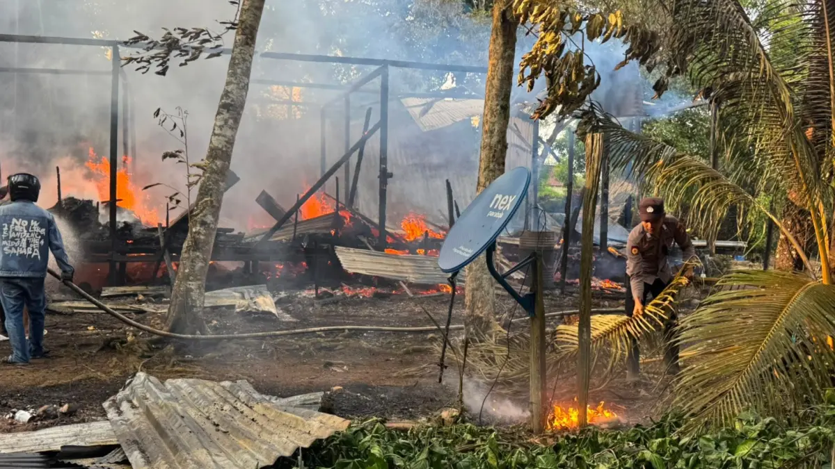 BERKOBAR: Kebakaran hebat melanda satu rumah di Kampung Manunggal Jaya, sebabkan satu balita meninggal dunia. (HUMAS POLRES BERAU UNTUK BERAU POST)