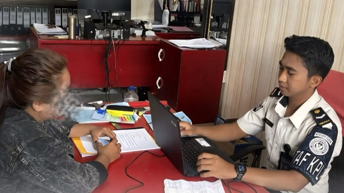 GAGALKAN PENYELUNDUPAN: Petugas Lapas Kelas II A Tarakan amankan pembesuk yang nekat menyelundupkan handphone, Rabu (24/6). (LAPAS KELAS II A TARAKAN UNTUK HRK)