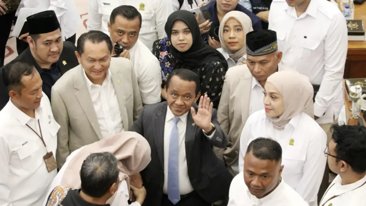 Menteri Energi dan Sumber Daya Mineral (ESDM) Bahlil Lahadalia saat berada di Kompleks Parlemen, Senayan, Jakarta, Senin (15/6/2026). (Dery Ridwansah/ JawaPos.com)

