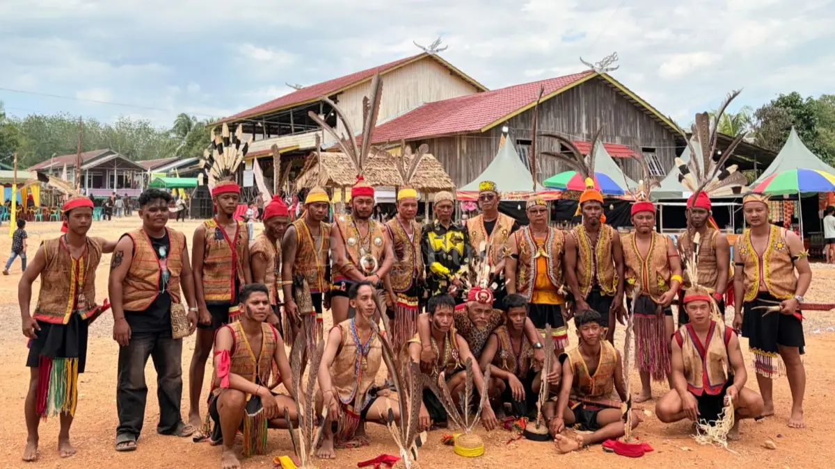 PELESTARIAN BUDAYA: Masyarakat adat Dayak Ga’ai menampilkan prosesi budaya saat pembukaan Festival Budaya Bekudung Betiung Kelima di Kampung Tumbit Dayak, Kamis (25/6). (IZZA/BP)