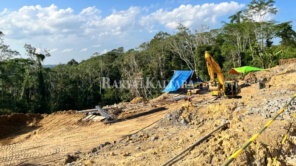 PROYEK JALAN: Penanganan ruas jalan nasional di Kalimantan Utara senilai sekitar Rp 150 miliar terus berproses. (HRK)