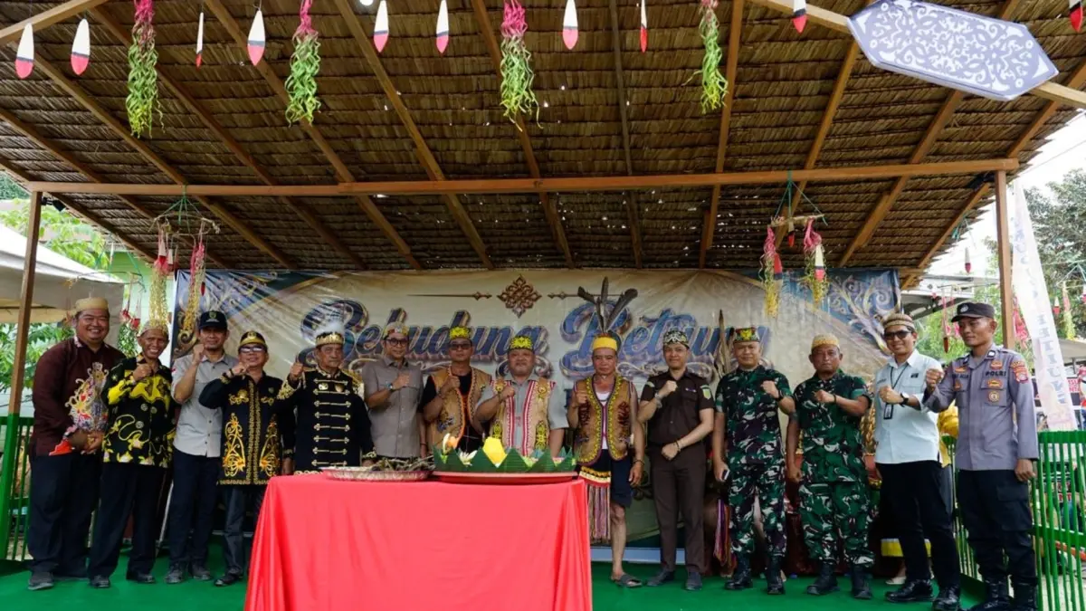 TUNJUKKAN KOMITMEN: PT Berau Coal menunjukkan dukungan terhadap pelestarian budaya lokal melalui keterlibatannya dalam Festival Budaya Bekudung Betiung kelima tahun 2026 di Kampung Tumbit Dayak. (Foto bersama di atas panggung halaman utama. (IZZA/BP)