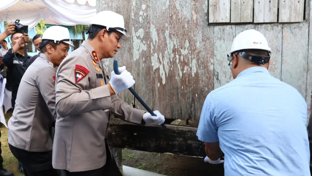 KEPEDULIAN: Bantuan bedah rumah kepada warga di Desa Gunung Sari oleh Kapolda Kaltara Irjen Pol Djati Wiyoto Abadhy. (POLDA KALTARA)