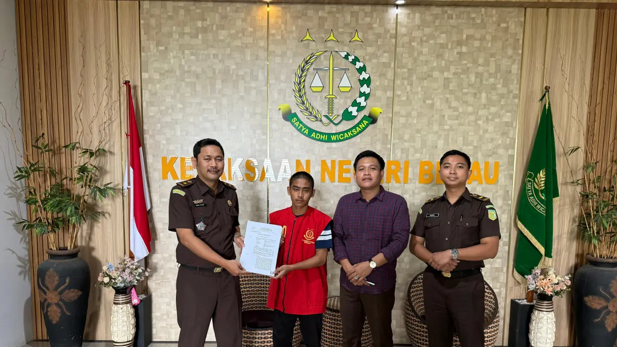 RESTORATIF JUSTICE: Kajari Berau, Reopan melalui Jaksa Fasilitator, resmi menghentikan penuntutan terhadap Irfan, tersangka perkara penipuan melalui keadilan restoratif.