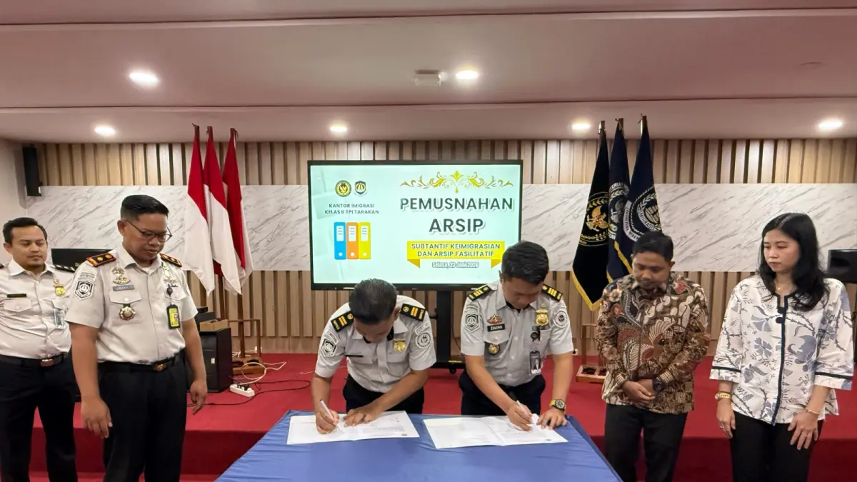 PEMUSNAHAN: Imigrasi Tarakan tandatangani berkas acara usai pemusnahan arsip, Jumat (26/6). (SEPTIAN ASMADI/HRK)