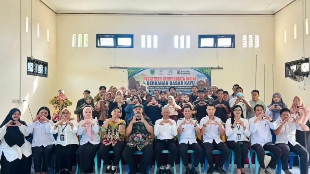 PENGEMBANGAN SDM: Puluhan warga di Kecamatan Teluk Bayur mendapat pelatihan cenderamata berbahan kayu dari Disbudpar Berau selama dua hari. (DISBUDPAR BERAU UNTUK BERAU POST)