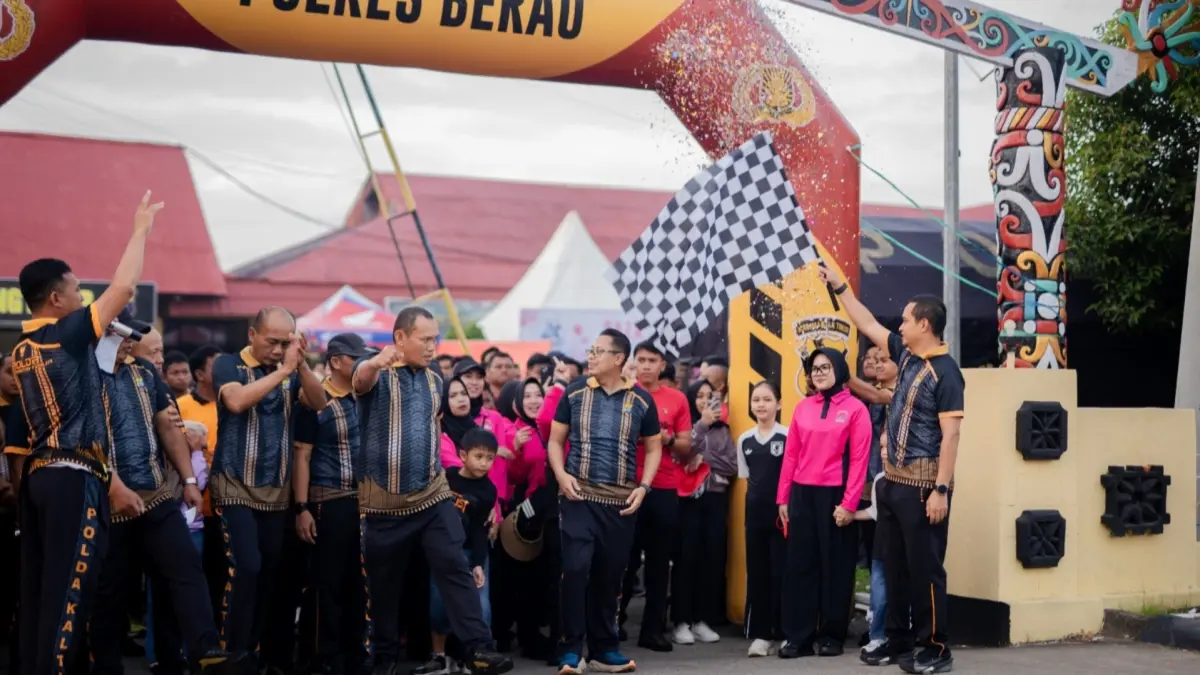 MERIAH: Jalan sehat personel Polres Berau bersama masyarakat, sebagai rangkaian kegiatan Hari Bhayangkara ke-80. (ARTA KUSUMA YUNANDA/BP)