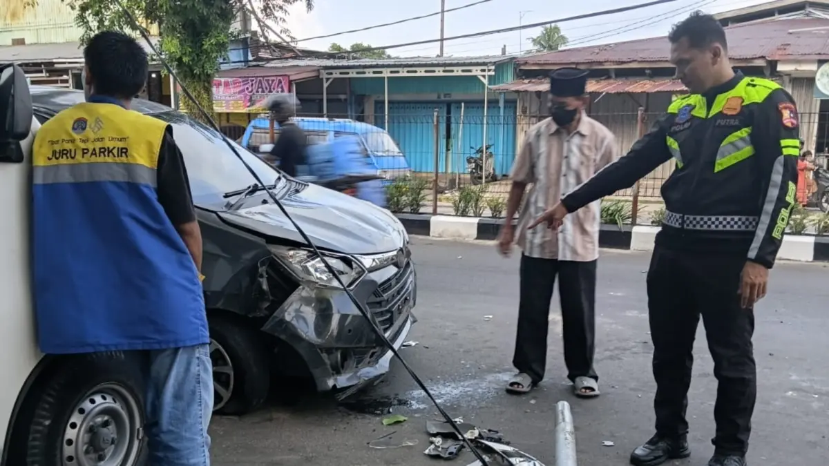 OLAH TKP: Personel Satlantas Polres Tarakan melakukan olah TKP kecelakaan, Minggu (28/6).&nbsp; (SEPTIAN ASMADI/HRK)