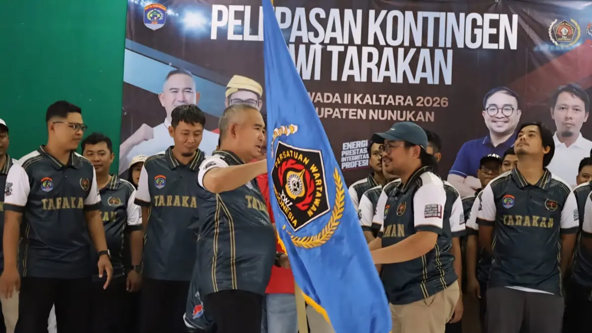 PELEPASAN KONTINGEN: Secara resmi Wali Kota Tarakan melepas kontingen Tarakan yang akan berlaga di Porwada II Kaltara, Sabtu (27/6) lalu. (SEPTIAN ASMADI/HRK)