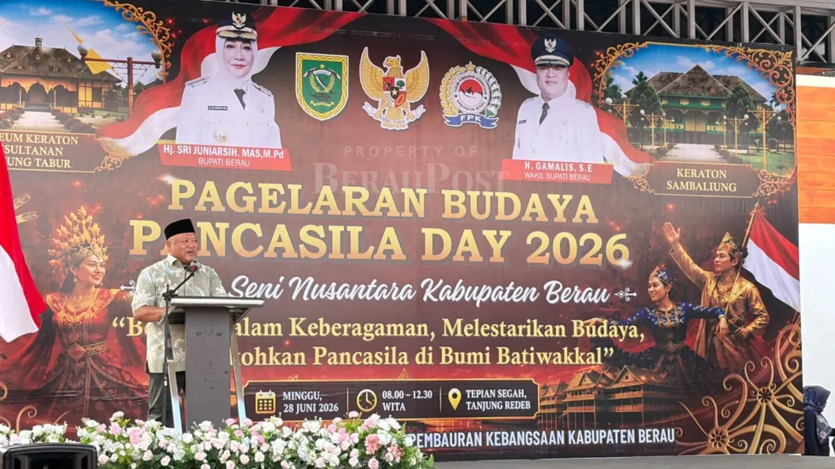 PERKUAT PERSATUAN: Wakil Bupati Berau, Gamalis, membuka pagelaran budaya dalam rangkaian Hari Lahir Pancasila 2026 di Panggung Barintak, Tepian Sungai Segah, Minggu (28/6). (IZZA/BP)