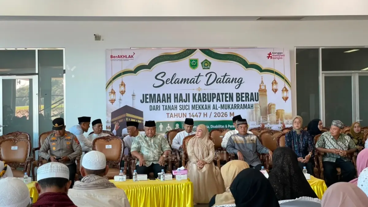 SAMBUT JEMAAH: Bupati Berau, Sri Juniarsih Mas, menyambut langsung kepulangan 212 jemaah haji Kabupaten Berau di Bandara Kalimarau, Sabtu (27/6). (IZZA/BP)
