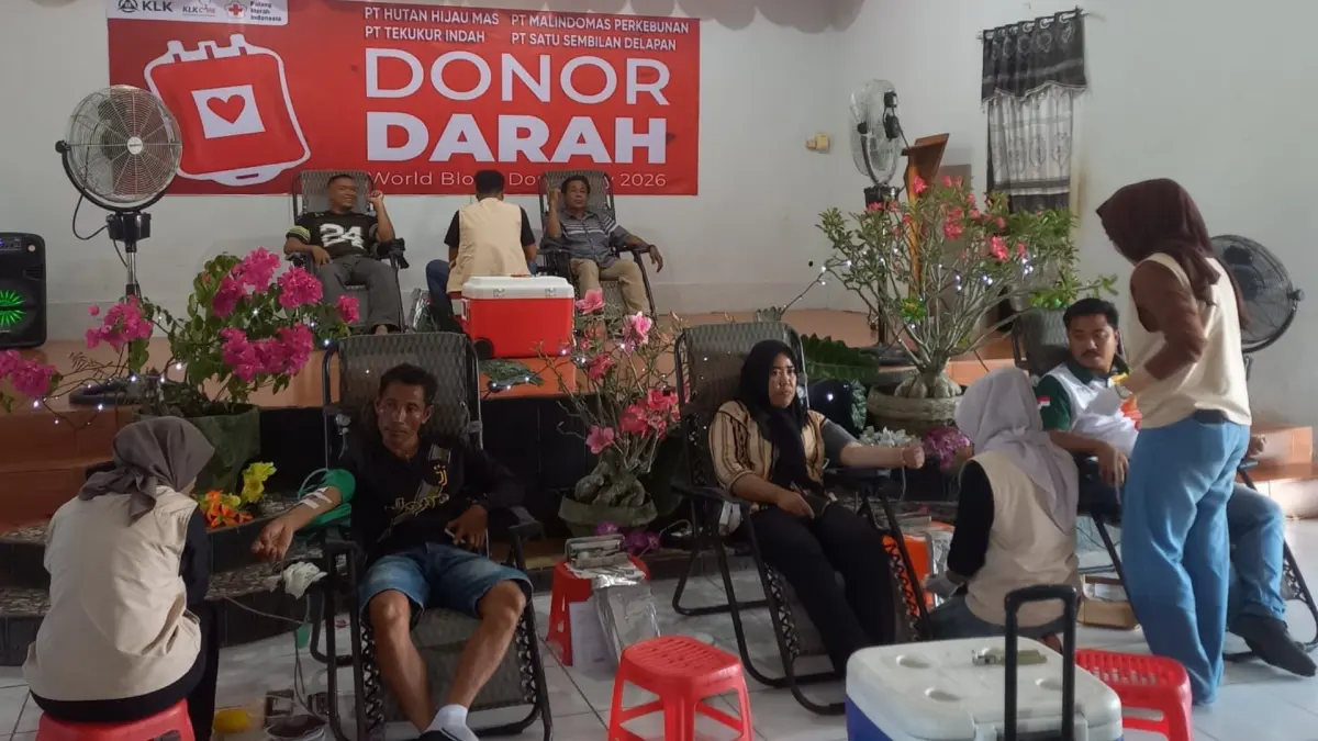 AKSI SOSIAL: Karyawan KLK Group Berau antusias mengikuti donor darah bersama tim PMI Berau di PT Hutan Hijau Mas, Minggu (29/6).