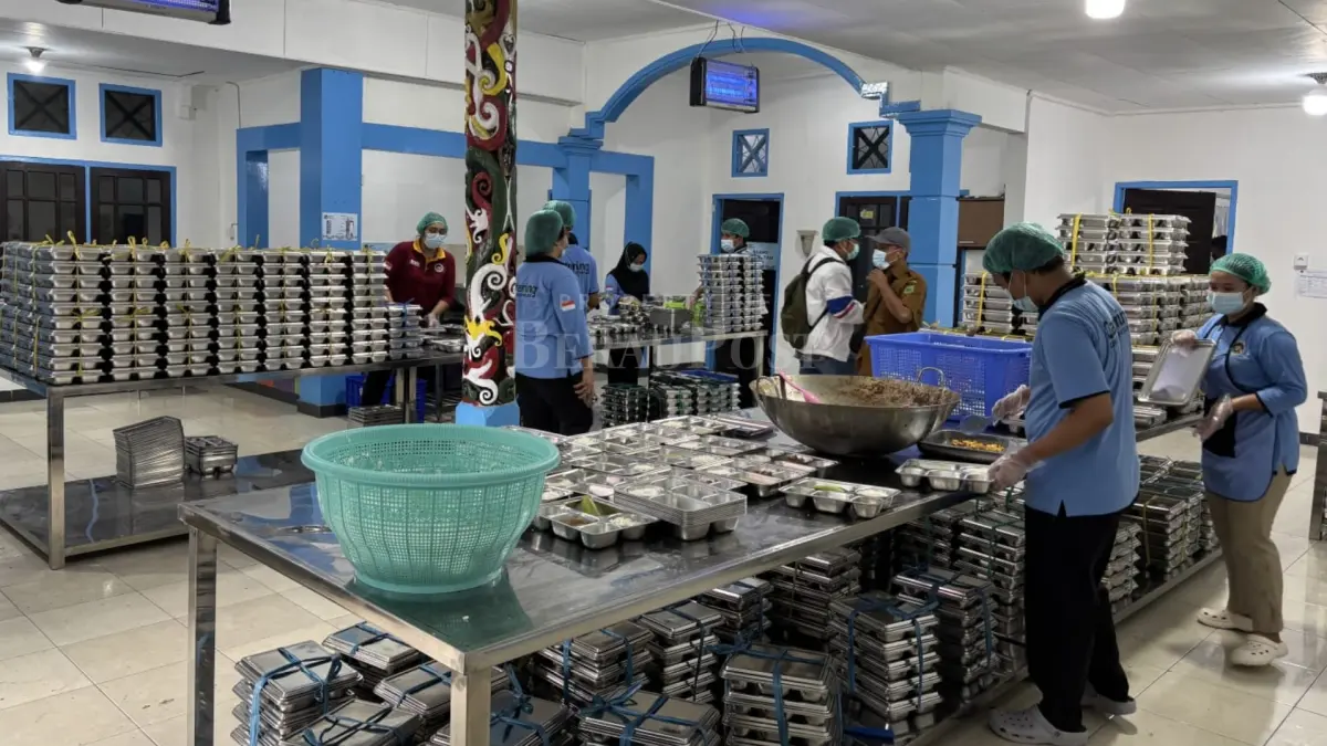 ILUSTRASI: Dapur SPPG di Berau yang terus dipantau Dinkes Berau menjamin makanan yang diolah aman dan layak konsumsi dalam mendukung program MBG. (IZZA/BP)