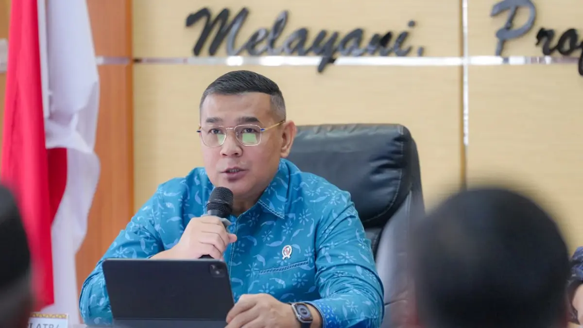 OPTIMALISASI PELAYANAN: Wamen ATR/Waka BPN, Ossy Dermawan, melakukan peninjauan layanan PELATARAN dan memberikan pembinaan kepada jajaran BPN se-Lampung, menekankan pentingnya profesionalisme dan integritas dalam memberikan solusi bagi masyarakat.