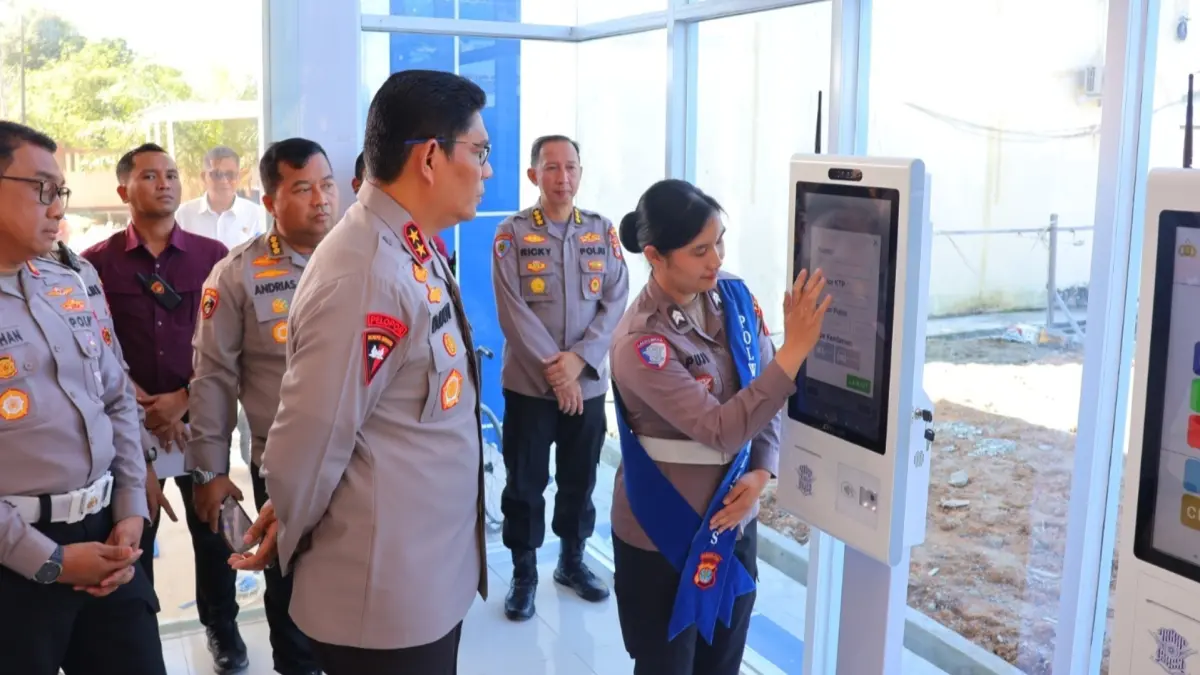 PELAYANAN REGIDENT: Kapolda Kaltara Irjen Pol Djati Wiyoti Abadhy meninjau fasilitas Gedung Pelayanan BPKB Prototype. (POLDA KALTARA)
