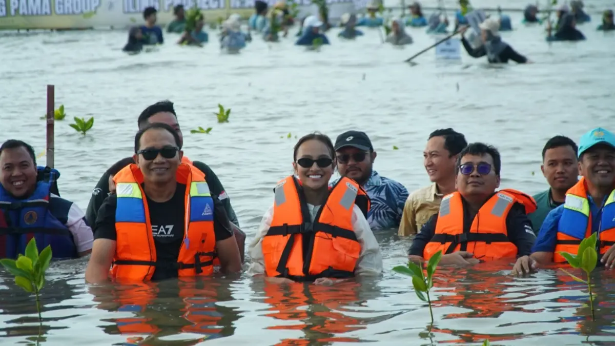 PEMULIHAN LINGKUNGAN: Manajemen PT PAMA terus berkomitmen dalam pelestarian lingkungan. Salah satunya melalui penanaman mangrove di pesisir Kota Semarang.