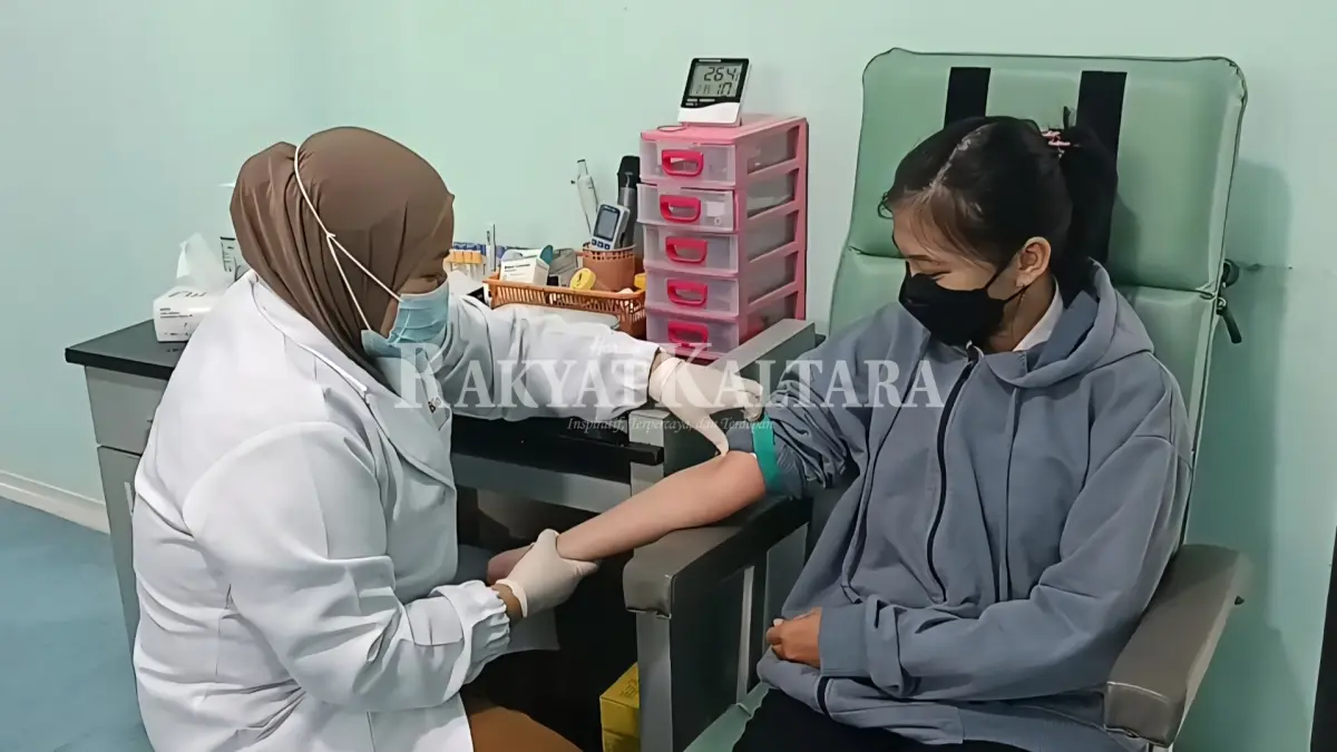 TES MANDIRI: Warga Tarakan melakukan tes PCR mandiri di Labkesda, Senin (29/6). (SEPTIAN ASMADI/HRK)