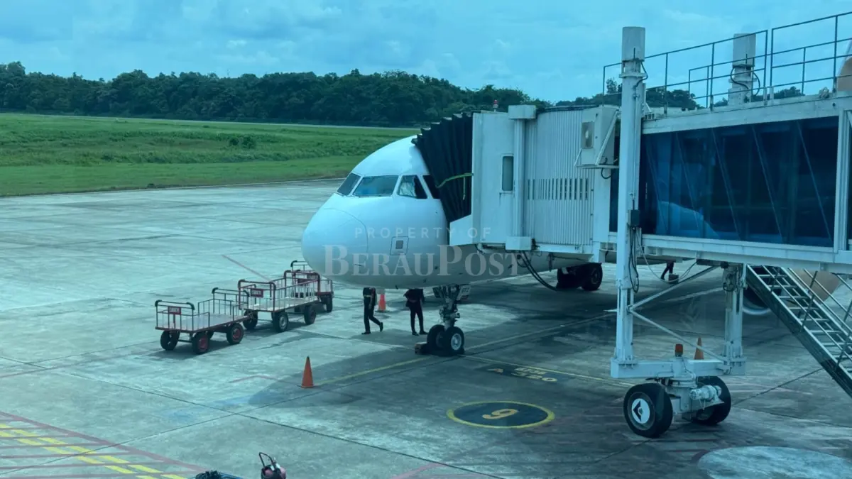 KEMBALI: Maskapai AirAsia dipastikan mengudara pada 2 Juli 2026 mendatang, usai menutup penerbangan di Berau selama dua bulan. (SENO/BP)