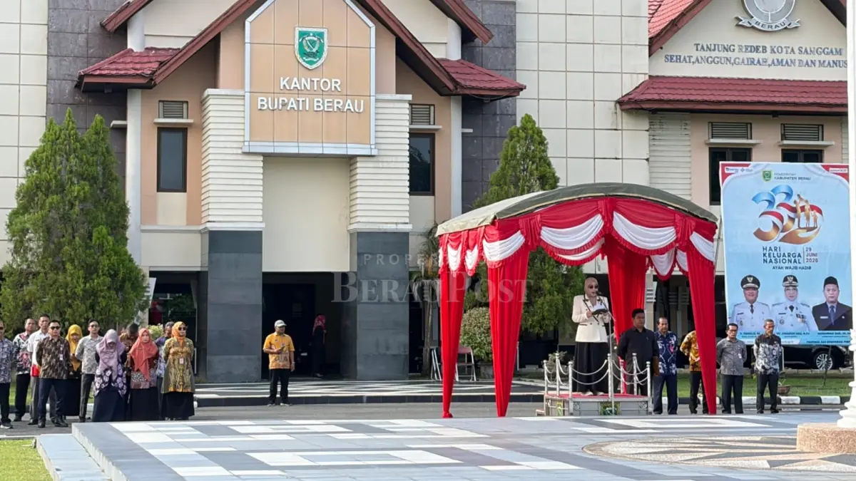 PERINGATI HARGANAS: Bupati Berau, Sri Juniarsih Mas, memimpin upacara peringatan Harganas ke-33 tahun 2026 di halaman Kantor Bupati Berau, Senin (29/6). (IZZA/BP)