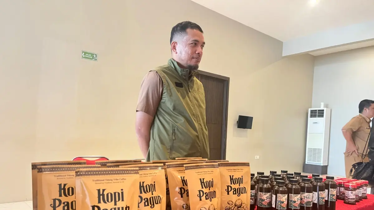 PRODUK OLAHAN: Pengembangan produk melalui pemberdayaan masyarakat pesisir menghasilkan petis udang, sambal udang kering, sambal petis dan sambal ikan asap. (FAISAL/HRK)
