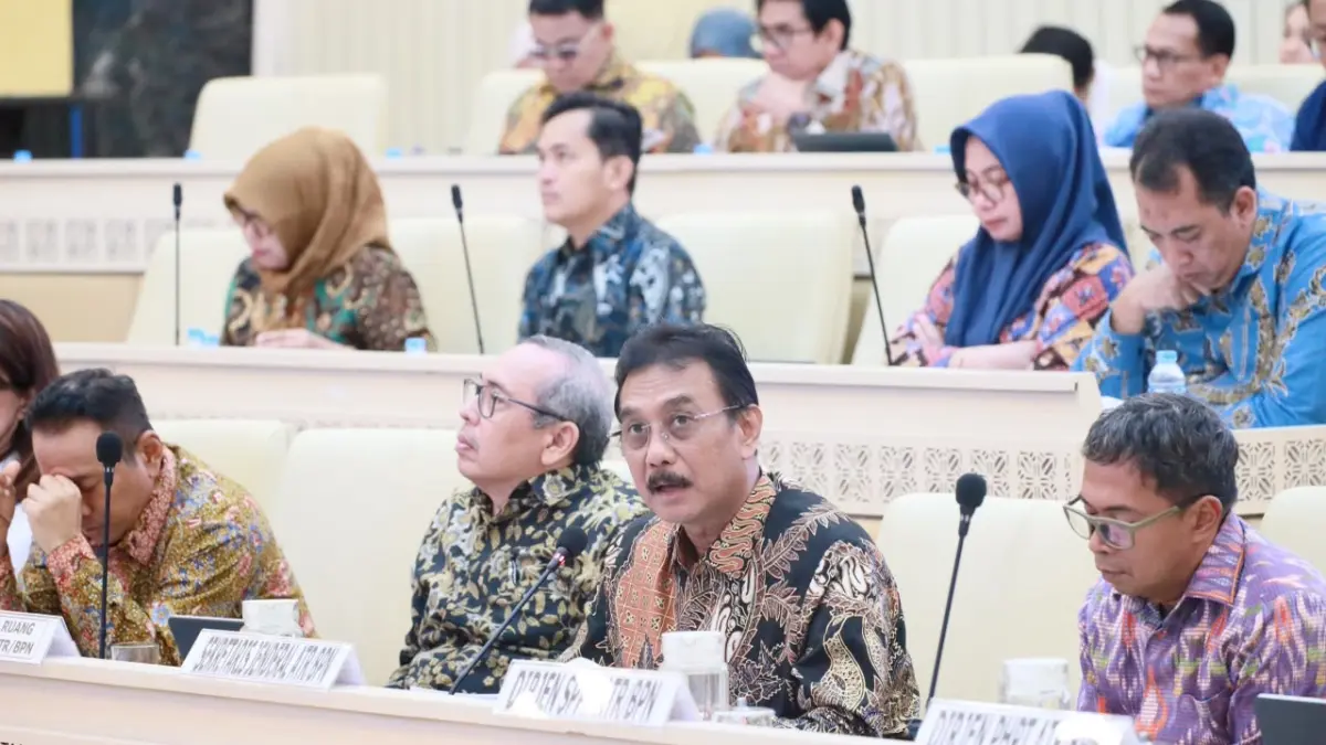OPTIMALISASI LAYANAN: Sekjen ATR/BPN, Dalu Agung Darmawan, memaparkan progres tujuh layanan prioritas pertanahan yang telah terdigitalisasi dalam RDP bersama Komisi II DPR RI, guna mempercepat dan mempermudah akses layanan publik yang transparan dan akuntabel.