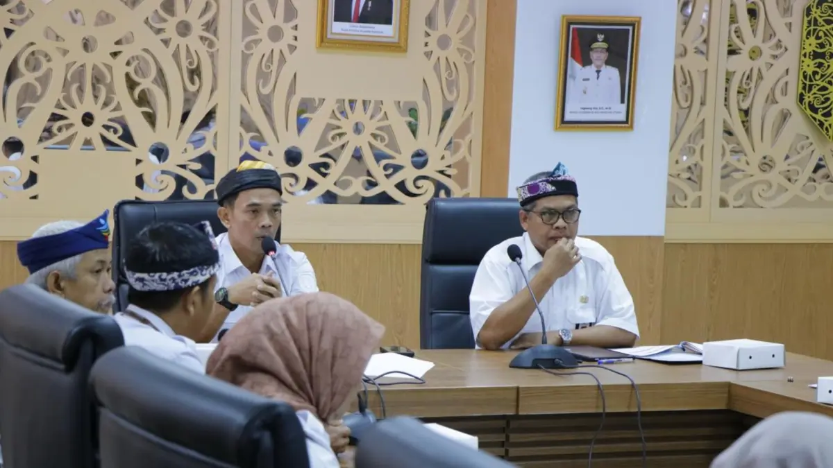 AKSELERASI PEMBANGUNAN: Sekprov Kaltara, Denny Harianto, memimpin rapat usulan Dana Alokasi Khusus Tahun 2027 dengan menggelar rapat bersama seluruh kepala Organisasi Perangkat Daerah di Ruang Rapat Lantai 4 Kantor Gubernur Kaltara, Rabu (1/7). (DKISP KALTARA)