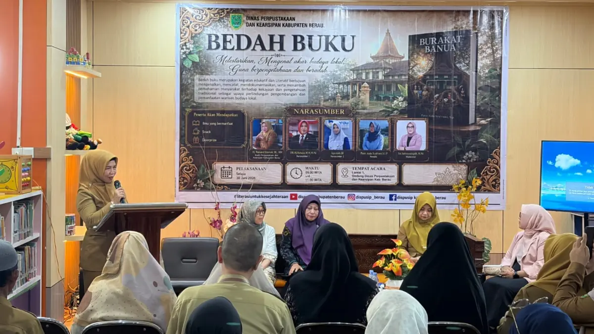 BUDAYA BERAU: Kegiatan bedah buku Burakat Banua di Perpustakaan Sanggam Barintak sebagai upaya pendokumentasian pengetahuan dan budaya leluhur Berau agar tidak hilang ditelan zaman, Selasa (30/6). (IZZA/BP)