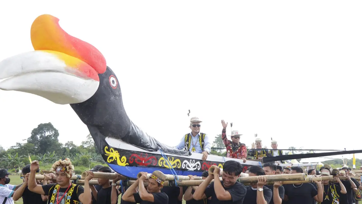 FESTIVAL BUDAYA: Gubernur Kaltara, Zainal A Paliwang, memberikan arahan pada Festival Budaya Dayak Kenyah Temengang Iwan, di Desa Teras Baru, Selasa (30/6). Kedatangan Gubernur pun disambut meriah. (DKISP KALTARA)