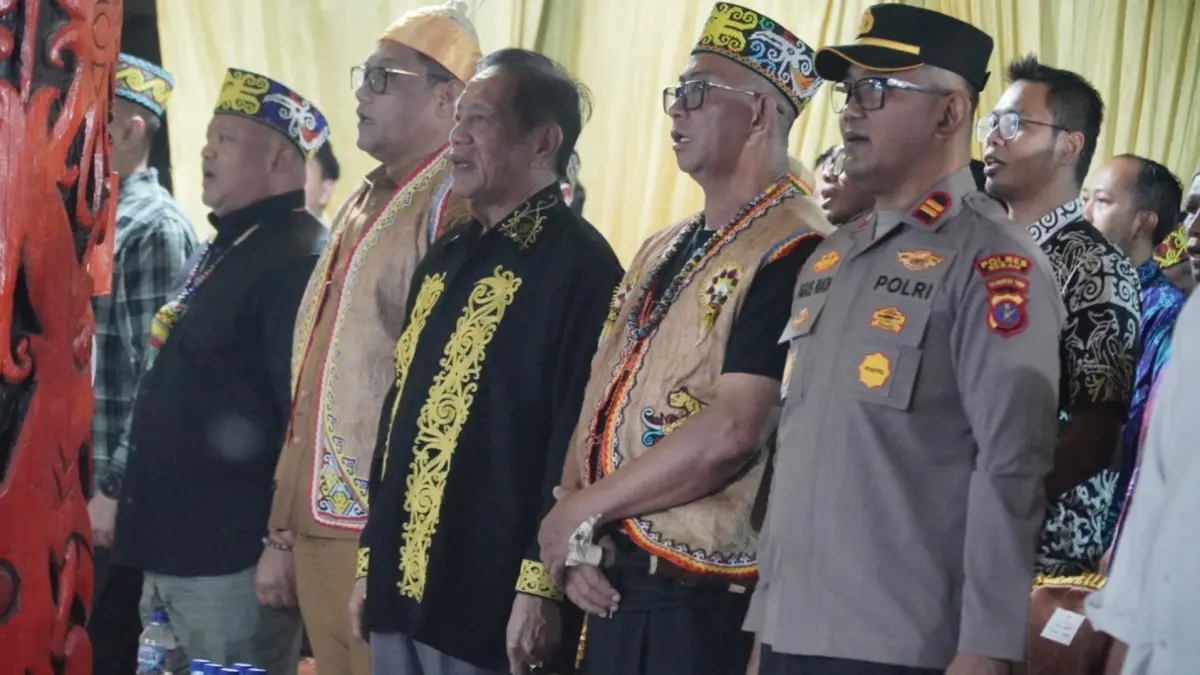 LESTARIKAN BUDAYA: Wakil Bupati Berau Gamalis menghadiri Festival Budaya Bekudung Betiung di Kampung Tumbit Dayak, Selasa (30/6) malam. (IZZA/BP)