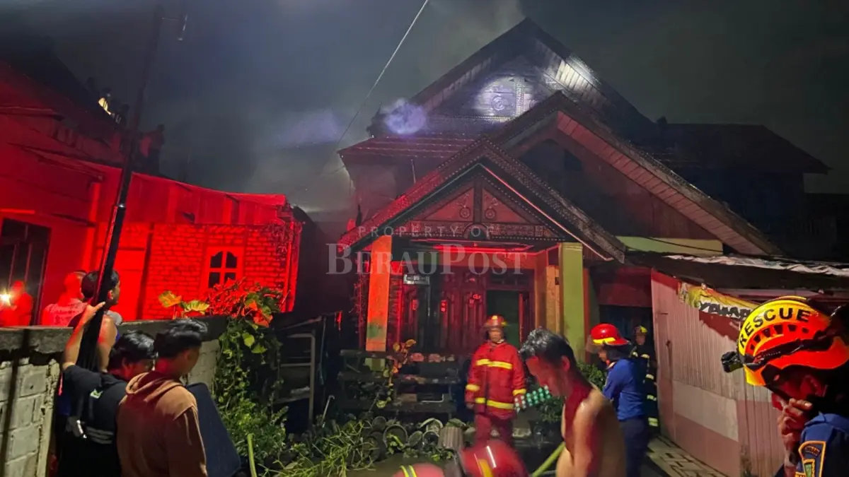MUSIBAH KEBAKARAN: Satu unit rumah permanen di Jalan Merah Delima, Tanjung Redeb, ludes dilahap si jago merah. Petugas Disdamkarmat Berau berhasil menjinakkan api meski terkendala akses jalan gang yang sempit. (ARTA KUSUMA YUNANDA/BP)